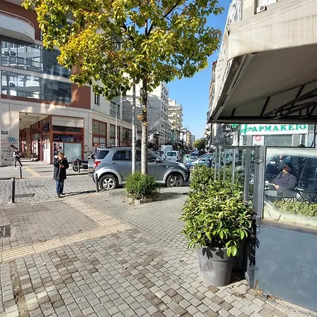 70 Steps B, 50 Meters From Dimokratias Metro Station アパート
